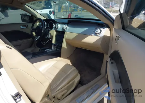 2005 Ford Mustang Gt Deluxe/Gt Premium z USA, uszkodzony, nr VIN 1ZVHT82H055248252